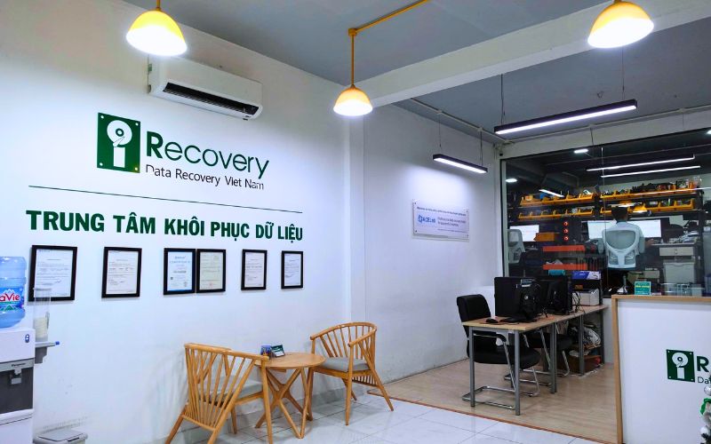 Quầy tiếp nhận và không gian sảnh chờ