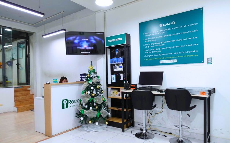 Quầy tiếp nhận và không gian sảnh chờ