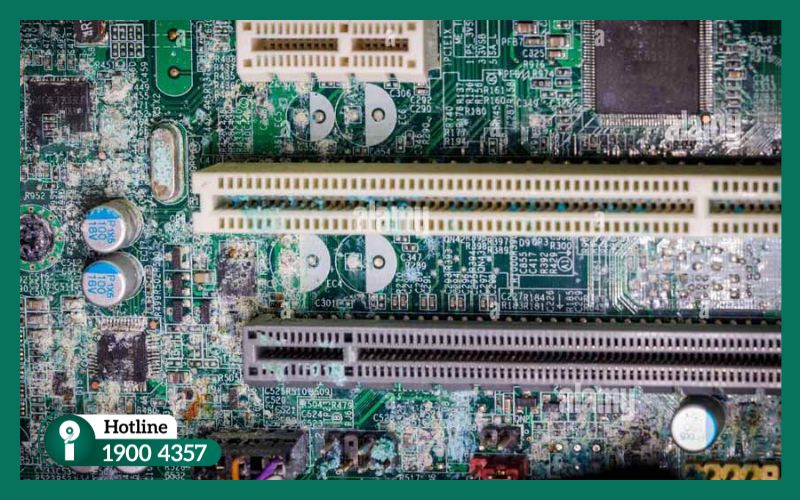 Linh kiện bo mạch chủ bị oxy hóa do laptop tiếp xúc chất lỏng