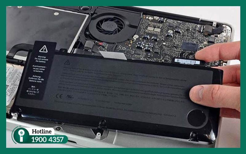 Kỹ thuật viên iRecovery tháo pin cách ly nguồn điện cho laptop