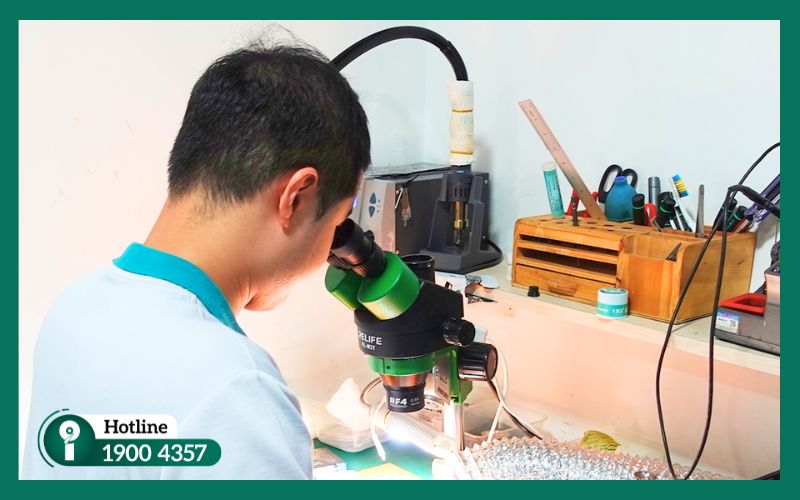 Vệ sinh bo mạch laptop bằng máy rung siêu âm chuyên dụng tại iRecovery