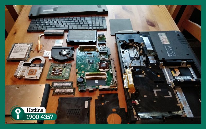 Cấu tạo bên trong laptop cho thấy sự tách biệt giữa màn hình hiển thị và ổ cứng lưu trữ dữ liệu.