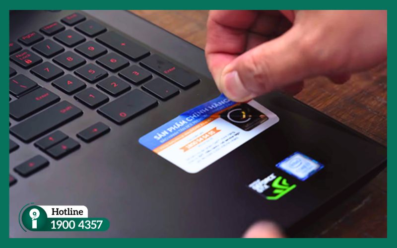 Màn hình máy tính chính hãng với tem nhãn đảm bảo chất lượng và chế độ bảo hành.