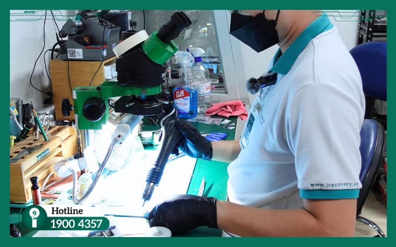 Kỹ thuật viên iRecovery vệ sinh & xử lý phần cứng