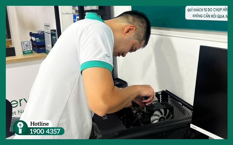 Kỹ thuật viên iRecovery tiếp nhận và kiểm tra thiết bị gặp lỗi