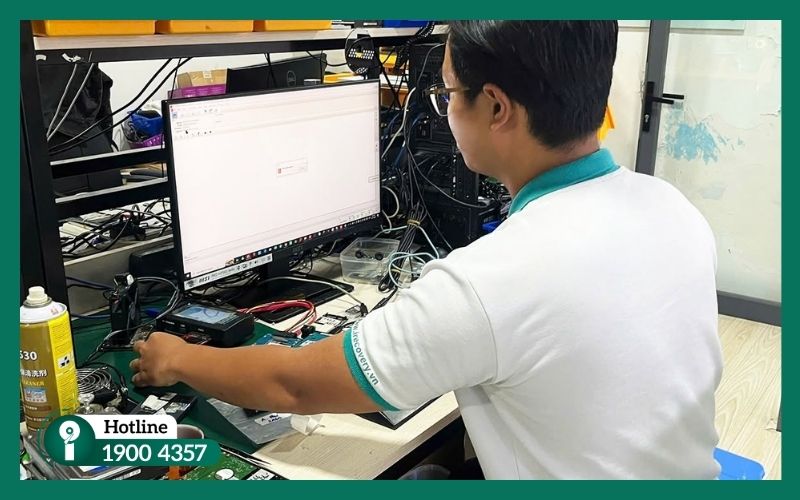 Kỹ thuật viên phân tích ổ cứng bằng PC-3000