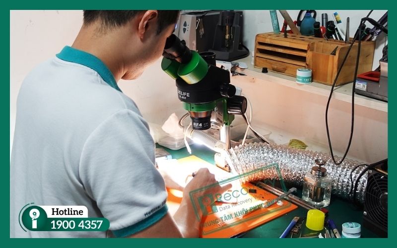 Kỹ thuật viên kiểm tra ổ cứng