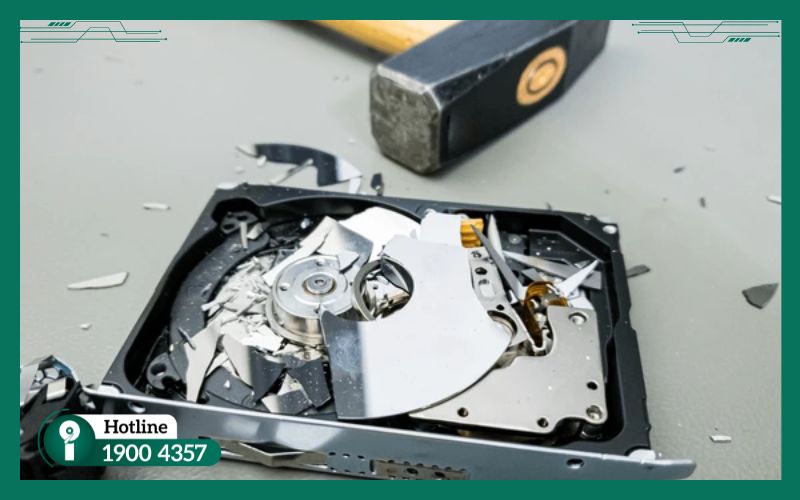 Người dùng tự phá hủy ổ cứng bằng cách đập nhuyễn để ngăn phục hồi dữ liệu