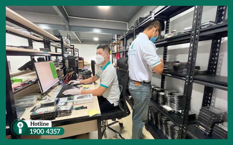 Kỹ thuật viên iRecovery sử dụng thiết bị chuyên dụng để cứu dữ liệu tại Bình Dương.