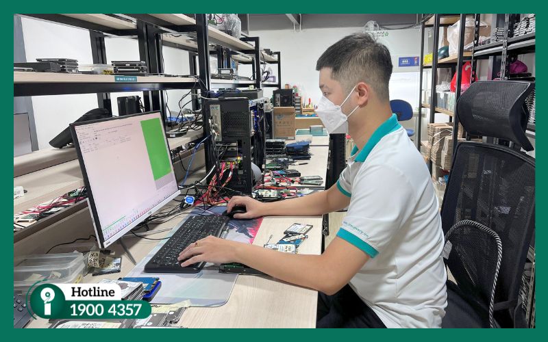 Kỹ thuật viên iRecovery kiểm tra ổ cứng để báo giá cứu dữ liệu tại Bình Dương