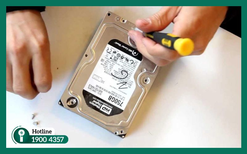 Cảnh báo không tự ý mở vỏ ổ cứng tại nhà để tránh bụi bẩn làm hỏng phiến đĩa dữ liệu.