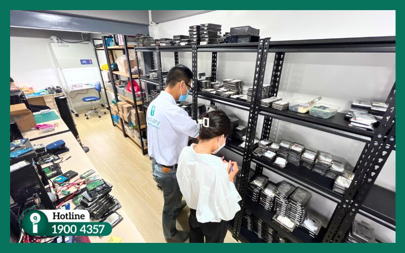 Đội ngũ chuyên gia và trang thiết bị hiện đại tại iRecovery đảm bảo khôi phục dữ liệu nhanh chóng và bảo mật.