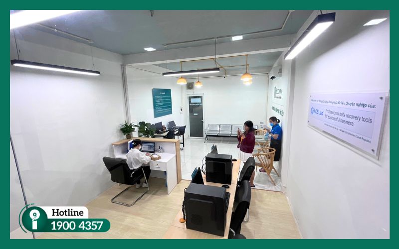 Kỹ thuật viên iRecovery bàn giao thiết bị và hỗ trợ khách hàng kiểm tra dữ liệu sau khi khôi phục thành công.