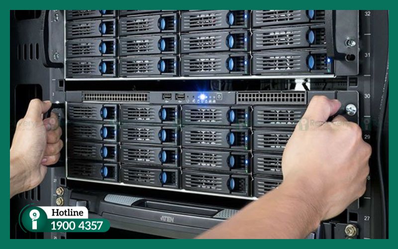 Kỹ thuật viên iRecovery kiểm tra hệ thống Server bị lỗi RAID cho khách hàng doanh nghiệp