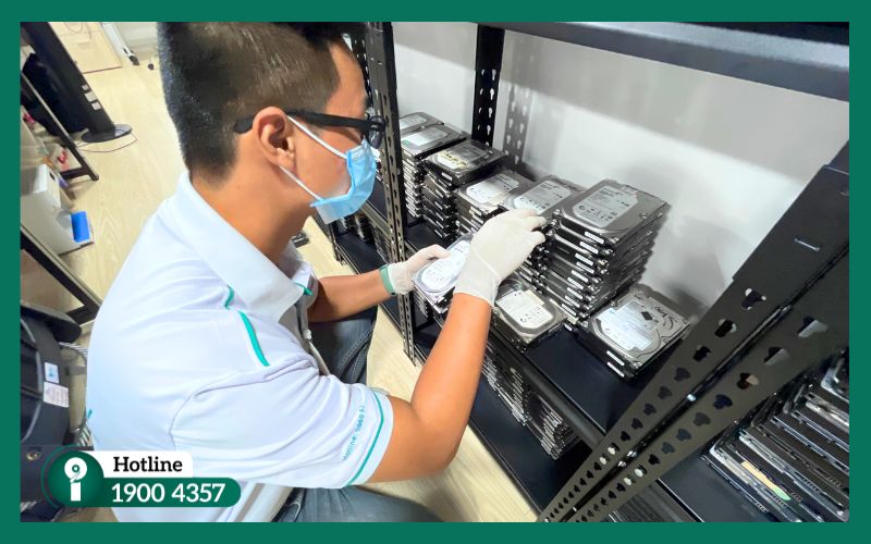 Kỹ thuật viên iRecovery kiểm tra ổ cứng và khôi phục dữ liệu Đồng Nai tại chỗ