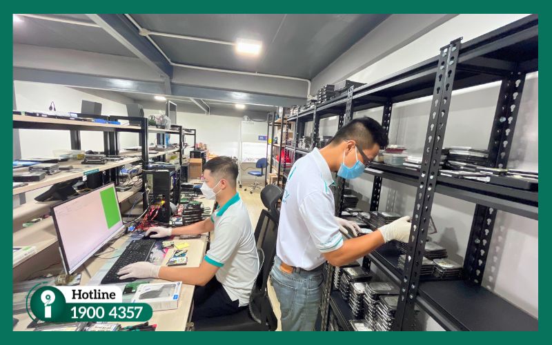 Kỹ thuật viên iRecovery đang tách chip SSD trong phòng sạch