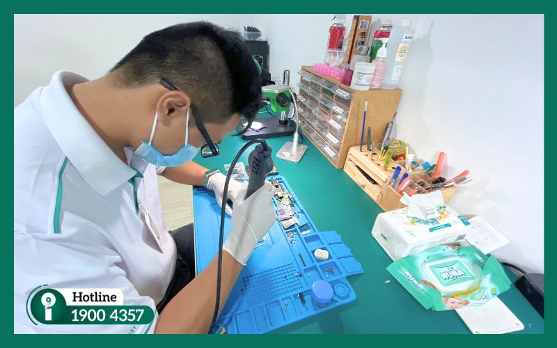 Kỹ thuật viên iRecovery sử dụng thiết bị chuyên dụng để cứu dữ liệu an toàn, tránh ghi đè