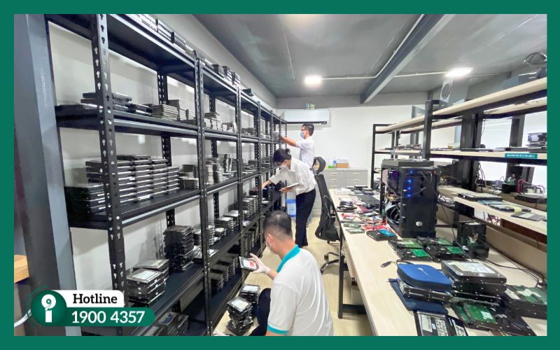 Kỹ thuật viên iRecovery tiếp nhận và kiểm tra ổ cứng cho khách hàng sử dụng dịch vụ cứu dữ liệu Long An