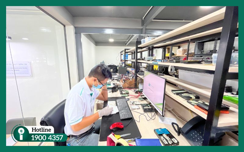 Khách hàng kiểm tra kết quả khôi phục dữ liệu Long An từ xa qua UltraViewer trước khi thanh toán