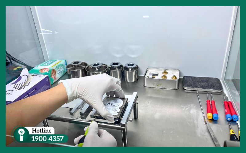 Kỹ thuật viên iRecovery chẩn đoán sơ bộ ổ cứng cho khách hàng tại Tây Ninh