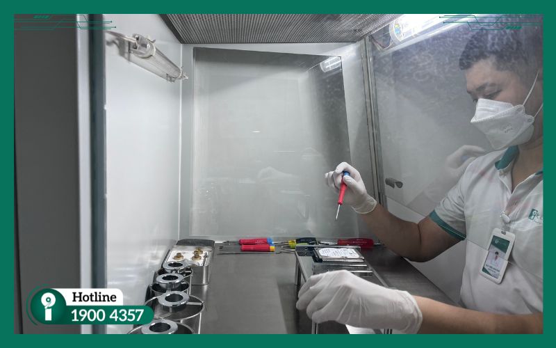 Kỹ thuật viên iRecovery đang tách chip SSD trong phòng sạch