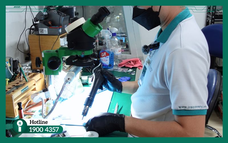 Kỹ thuật viên kiểm tra nhanh HDD để báo giá minh bạch