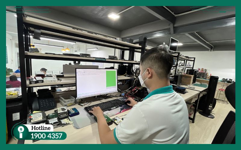 Kỹ thuật viên iRecovery báo giá chi tiết cho khách hàng trước khi tiến hành khôi phục