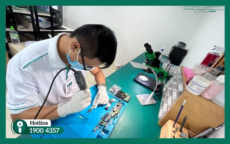 Kỹ thuật viên iRecovery chẩn đoán sơ bộ HDD của khách