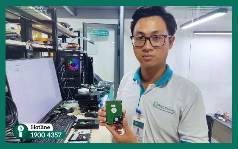 Kỹ thuật viên Phúc tập trung khôi phục dữ liệu gấp lấy liền cho khách hàng.