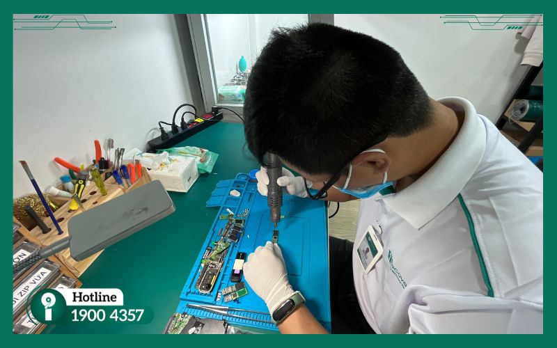 Chuyên viên iRecovery tiến hành khôi phục dữ liệu Quận 3 cho khách hàng