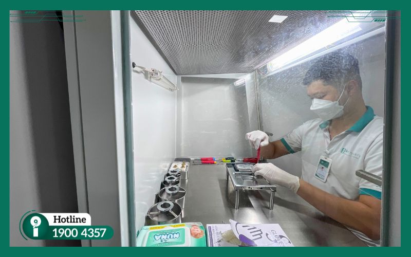 Kỹ thuật viên tiến hành nghiên cứu dữ liệu chuyên sâu bằng các thiết bị hiện đại