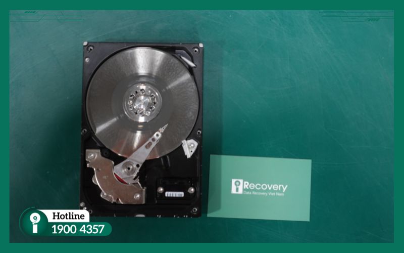 Kỹ thuật viên tiến hành khắc phục sự cố và phục hồi dữ liệu HDD một cách an toàn.
