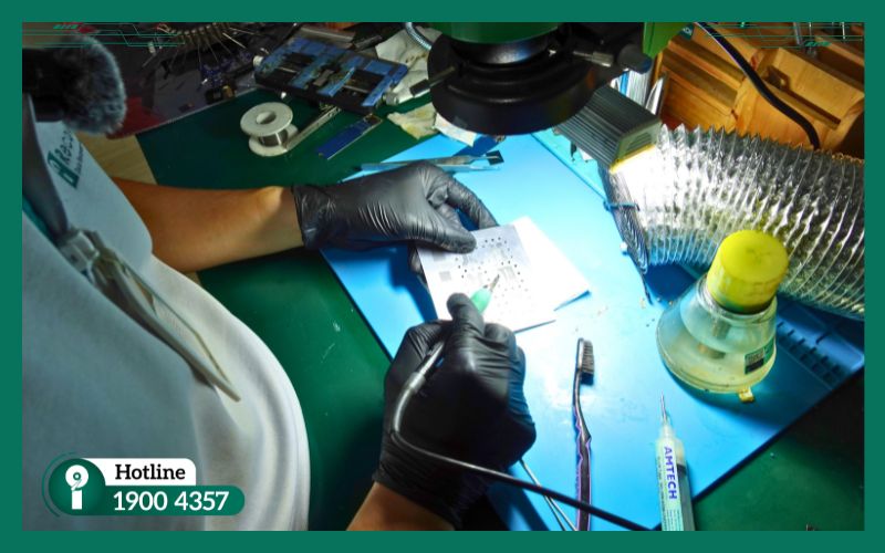 Kỹ thuật viên Phúc đang tập trung khôi phục dữ liệu Quận Tân Bình khẩn cấp lấy ngay cho khách hàng.