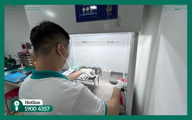 Kỹ thuật viên iRecovery đang phục hồi dữ liệu trong phòng sạch