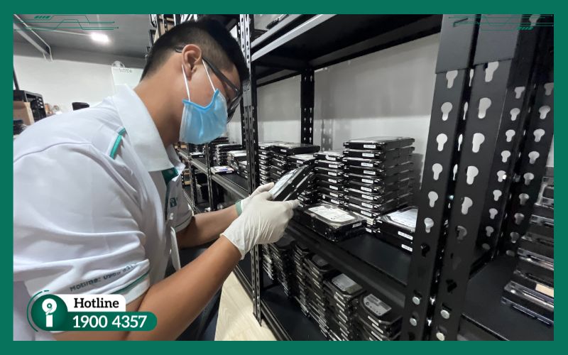 Kỹ thuật viên iRecovery đang khôi phục dữ liệu Quận 2 cho khách hàng